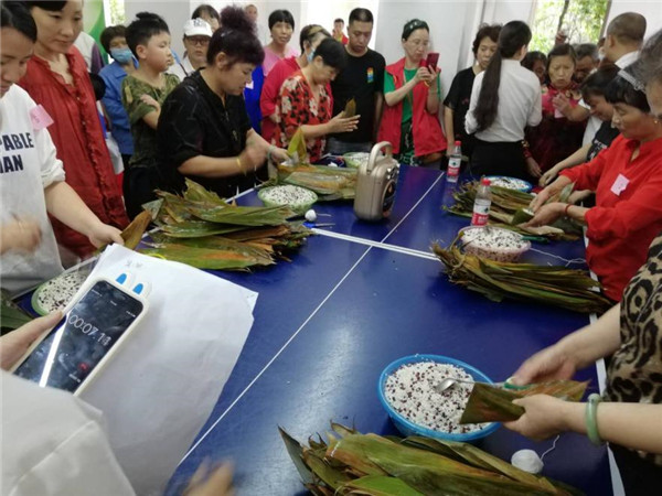 古鎮(zhèn)歷思聯行物業(yè)公司開展業(yè)主包粽子比賽