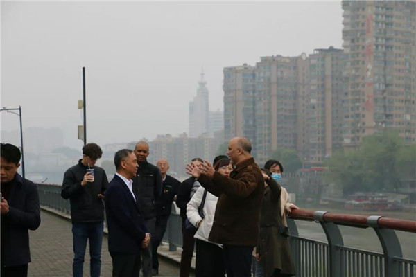 古巴共和國(guó)駐華大使卡洛斯一行參觀考察御窯景巷