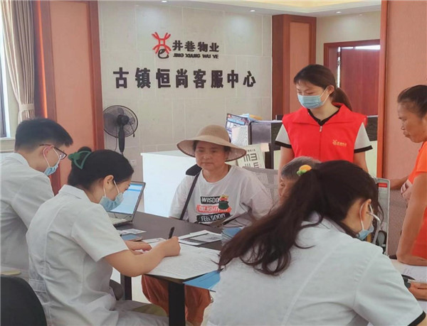 免費體檢進(jìn)小區(qū)，熱心服務(wù)暖人心