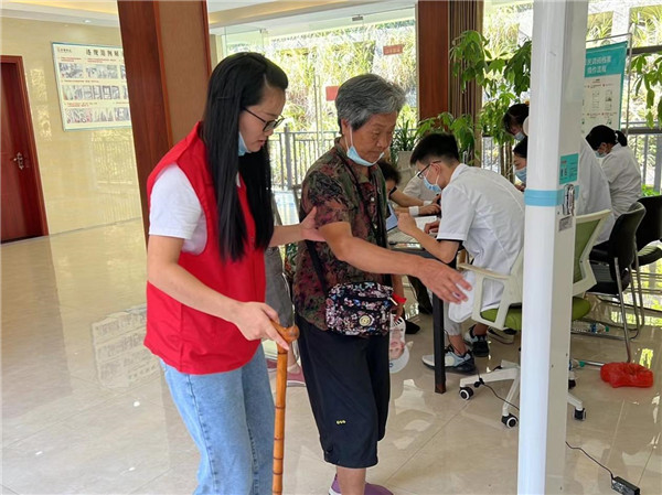 免費體檢進(jìn)小區(qū)，熱心服務(wù)暖人心