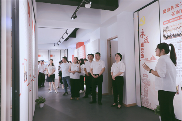 市古鎮(zhèn)投資公司黨委開展“黨建引領(lǐng)新征程，古鎮(zhèn)同心再出發(fā)”活動(dòng)