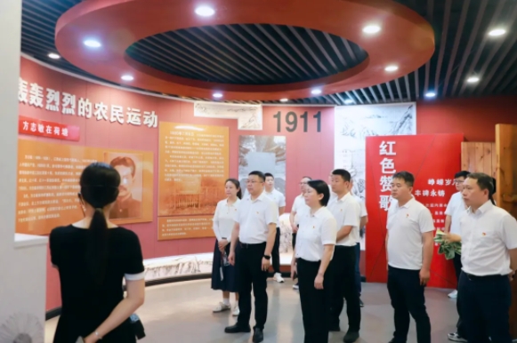 慶七一，強(qiáng)黨性，正作風(fēng)，促發(fā)展——市古鎮(zhèn)投資公司開展紅色走讀活動(dòng)